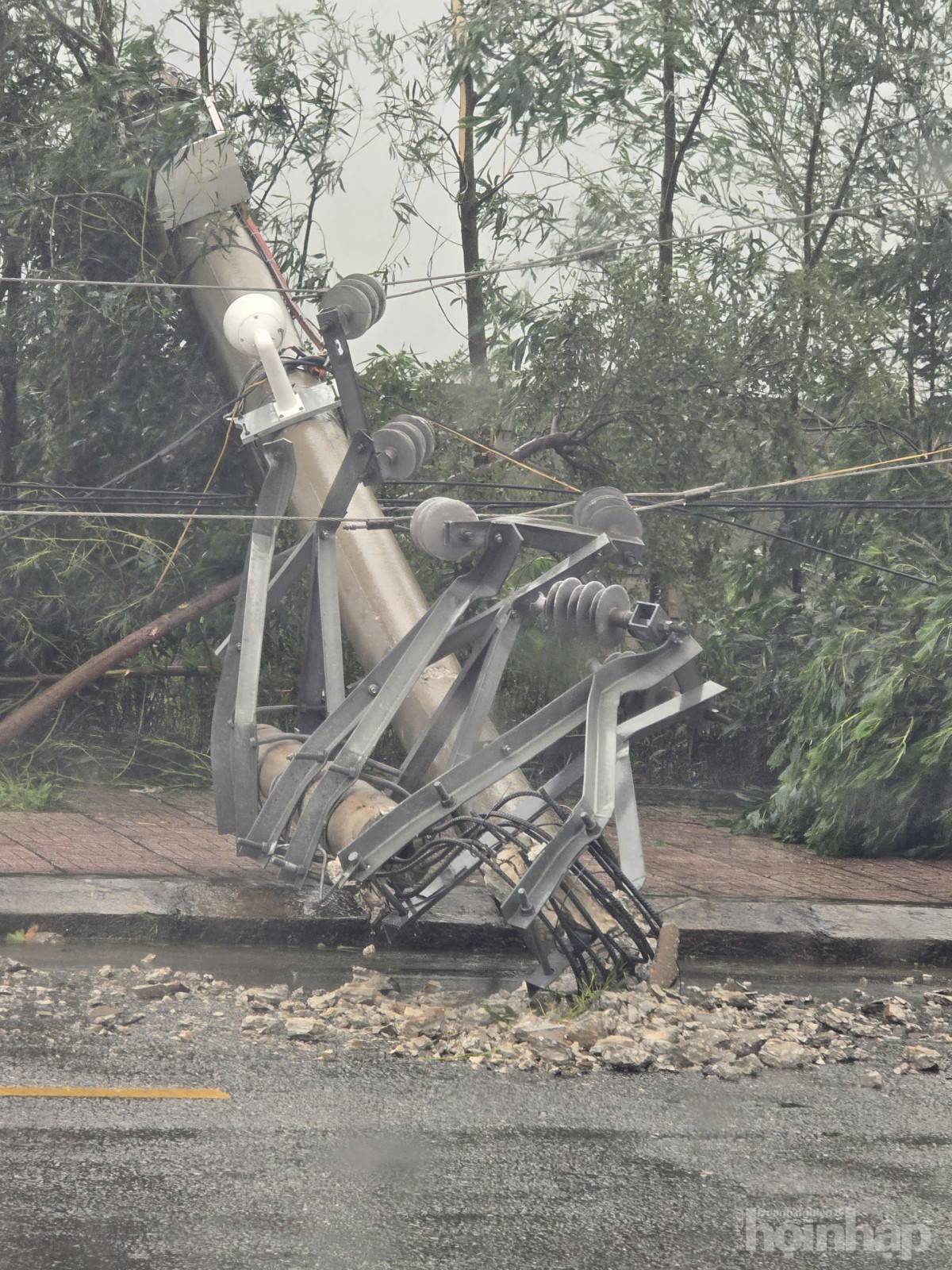 Bão số 10 quần thảo nhiều giờ, nhiều tỉnh miền Trung “tan hoang”