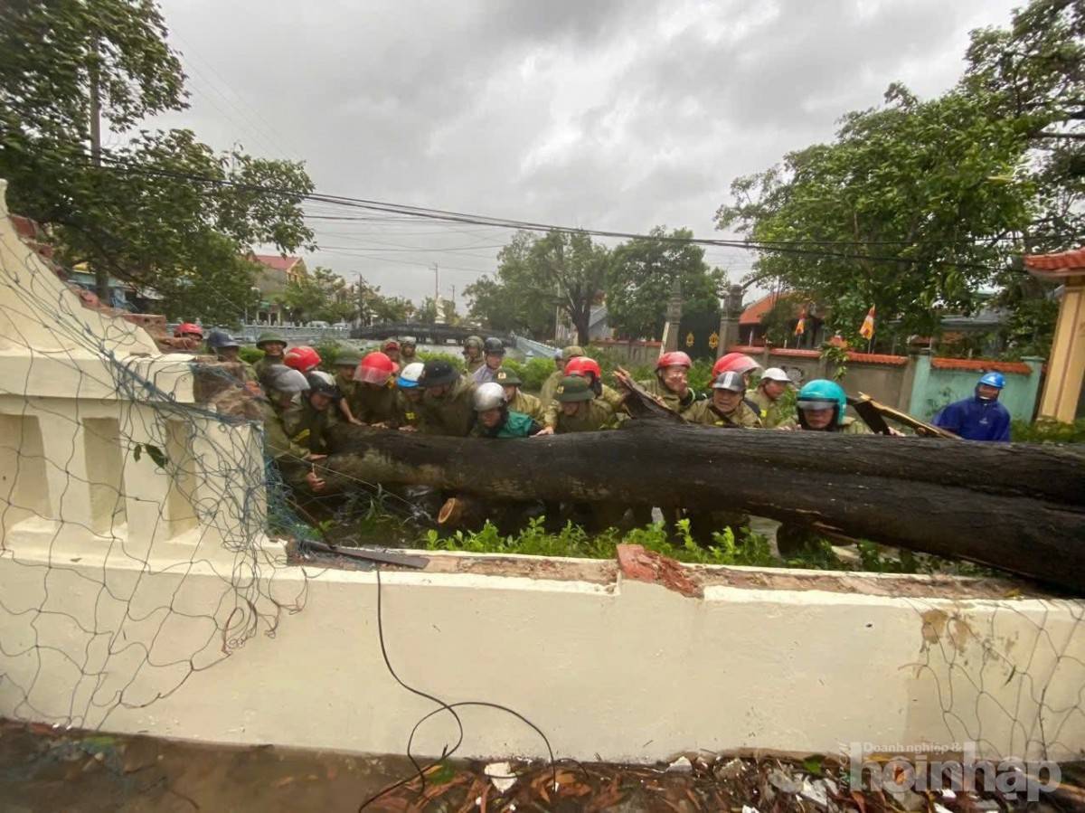 Bão số 10 quần thảo nhiều giờ, nhiều tỉnh miền Trung “tan hoang”