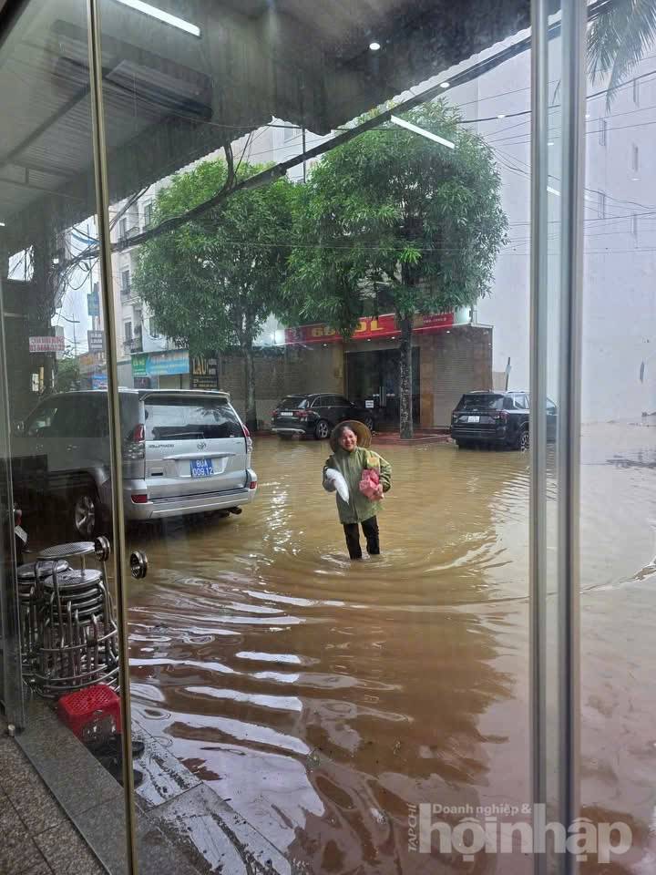 Bão số 10 quần thảo nhiều giờ, nhiều tỉnh miền Trung “tan hoang”