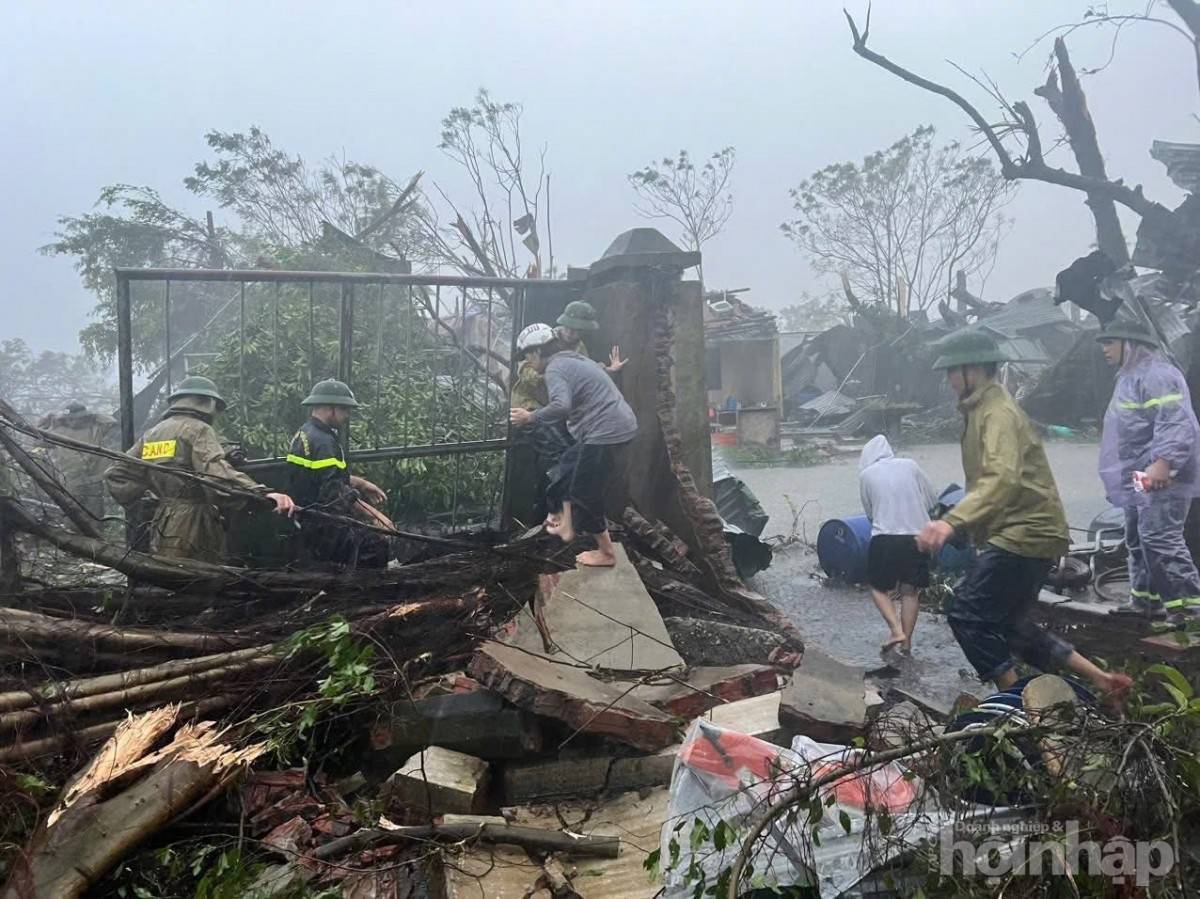 Bão số 10 quần thảo nhiều giờ, nhiều tỉnh miền Trung “tan hoang”