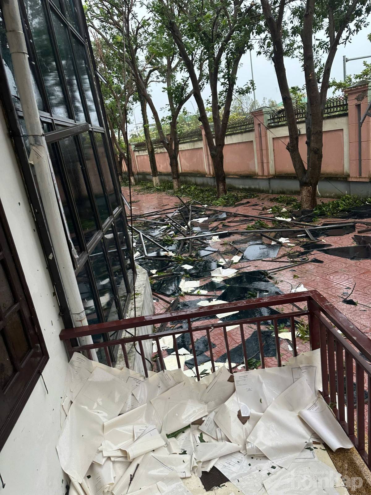 Bão số 10 quần thảo nhiều giờ, nhiều tỉnh miền Trung “tan hoang”