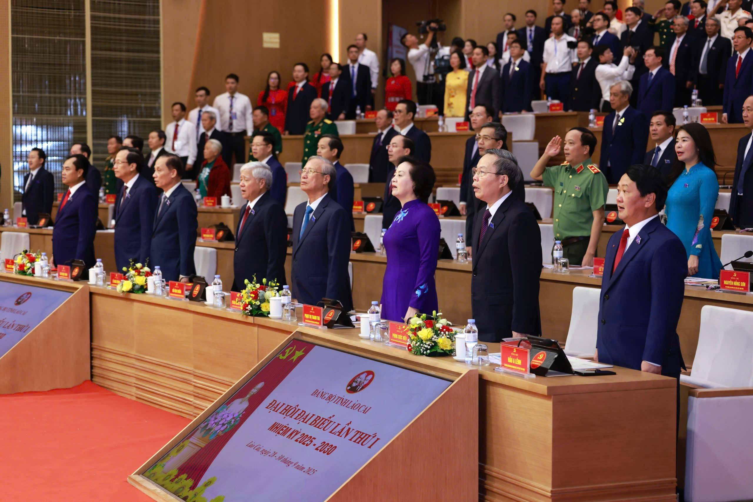 Các đại biểu tham dự Đại hội thực hiện nghi lễ chào cờ