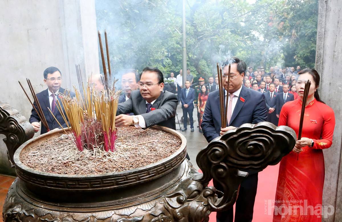 Đại hội Đảng bộ Phú Thọ lần thứ I: Dâng hương tri ân các Vua Hùng