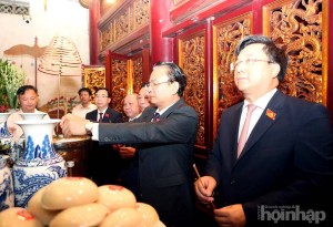 Đại hội Đảng bộ Phú Thọ lần thứ I: Dâng hương tri ân các Vua Hùng