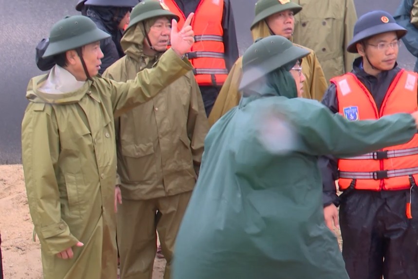 Bão số 10 khiến nhiều tàu cá gặp nạn, Quảng Trị khẩn cấp cứu hộ thuyền viên