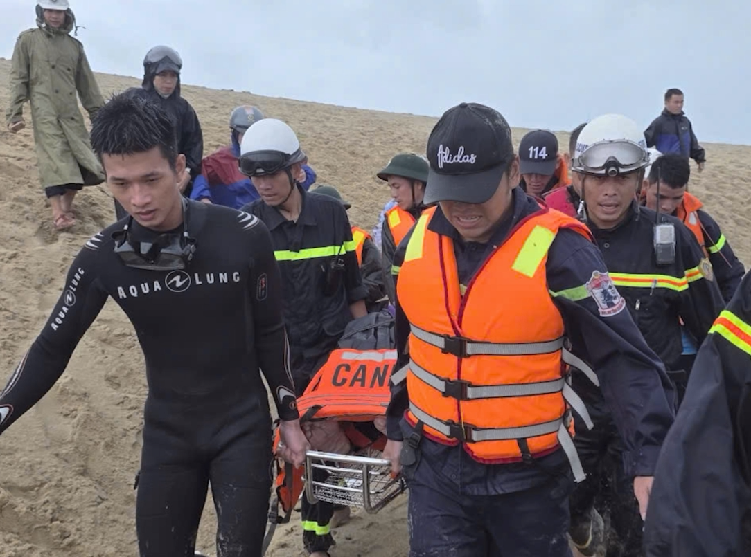 Bão số 10 khiến nhiều tàu cá gặp nạn, Quảng Trị khẩn cấp cứu hộ thuyền viên