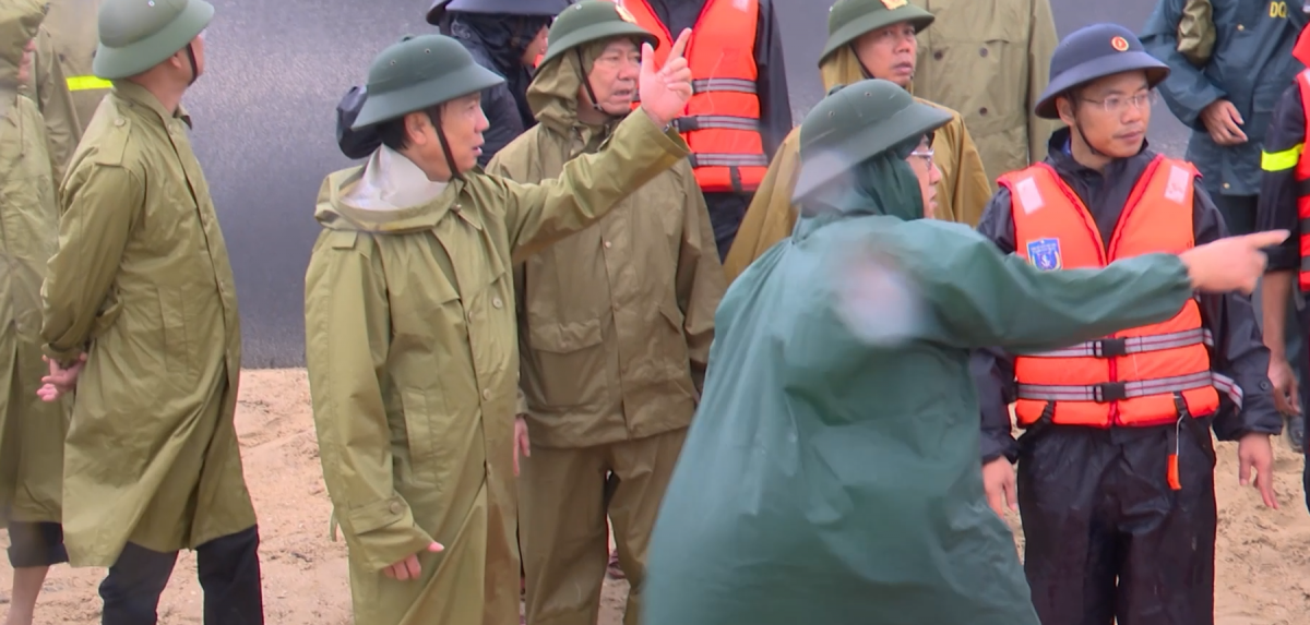 Bão số 10 khiến nhiều tàu cá gặp nạn, Quảng Trị khẩn cấp cứu hộ thuyền viên