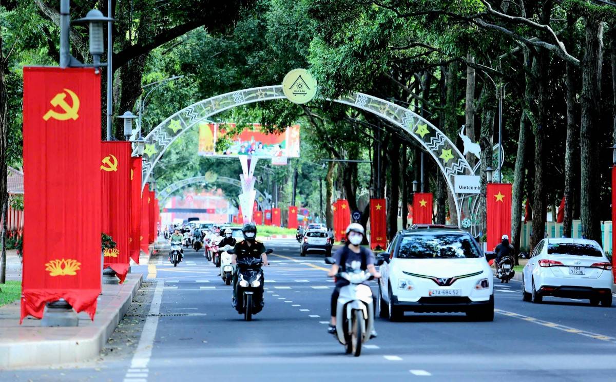 Trên các tuyến đường từ trung tâm tỉnh đến xã vùng sâu, vùng xa đều rực rỡ cờ, hoa chào mừng đại hội Đảng. 