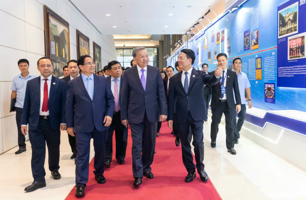 Tổng Bí thư Tô Lâm, Thủ tướng Chính phủ Phạm Minh Chính tham quan triển lãm thành tựu của ngành bên lề Lễ kỷ niệm 80 năm ngành Bưu chính Viễn thông, 66 năm ngành Khoa học và Công nghệ.