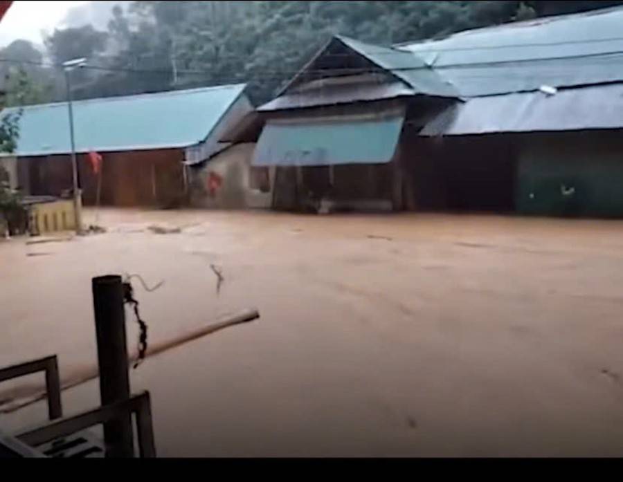 Lũ đang lên ở miền Tây Nghệ An