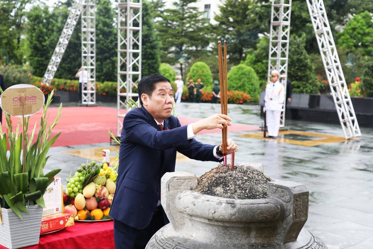 Đoàn đại biểu dự Đại hội Đảng bộ tỉnh Bắc Ninh lần thứ I dâng hương tưởng niệm các Anh hùng liệt sĩ