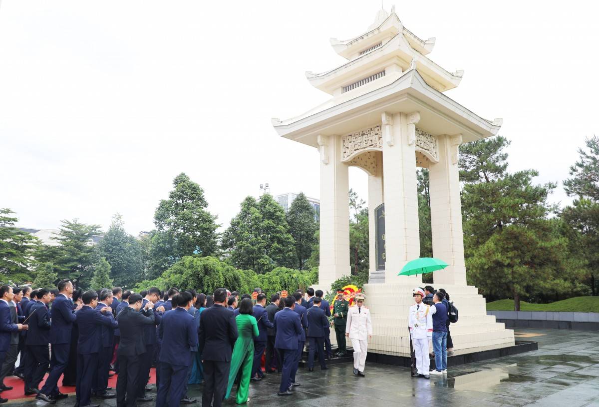 Đoàn đại biểu dự Đại hội Đảng bộ tỉnh Bắc Ninh lần thứ I dâng hương tưởng niệm các Anh hùng liệt sĩ