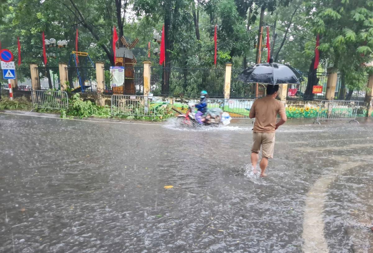 Hà Nội tái diễn cảnh ngập úng, người dân khổ sở bì bõm giữa dòng nước