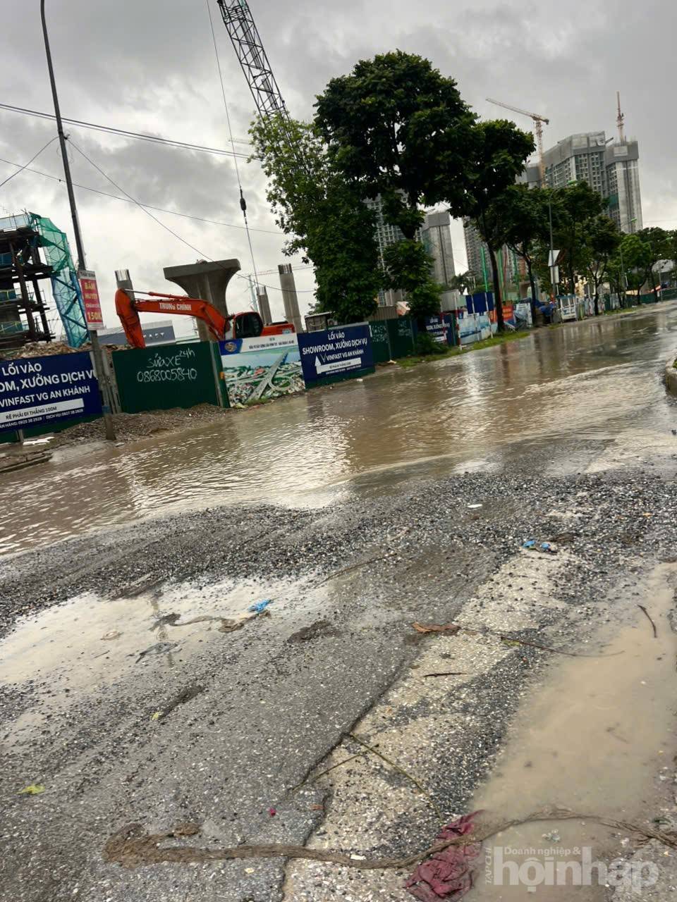 Hà Nội tái diễn cảnh ngập úng, người dân khổ sở bì bõm giữa dòng nước