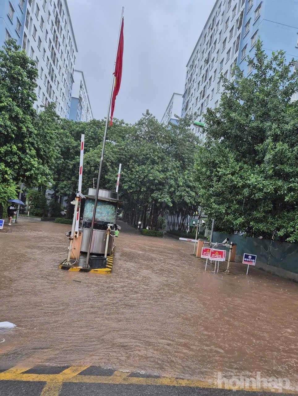 Hà Nội tái diễn cảnh ngập úng, người dân khổ sở bì bõm giữa dòng nước