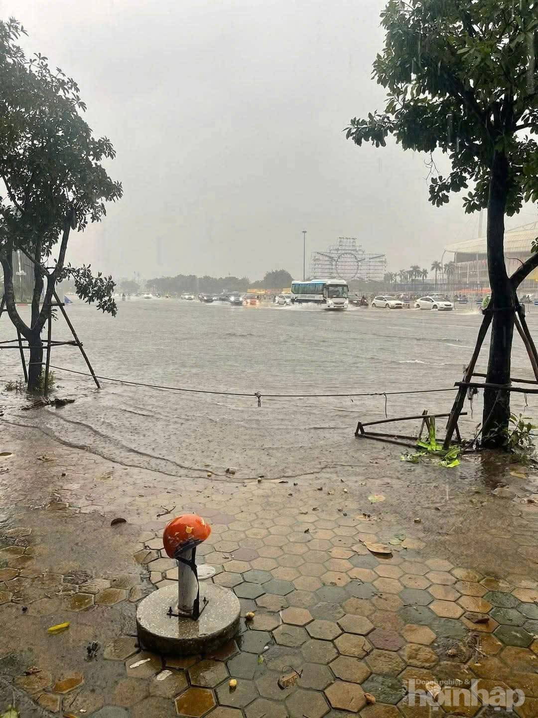 Hà Nội tái diễn cảnh ngập úng, người dân khổ sở bì bõm giữa dòng nước