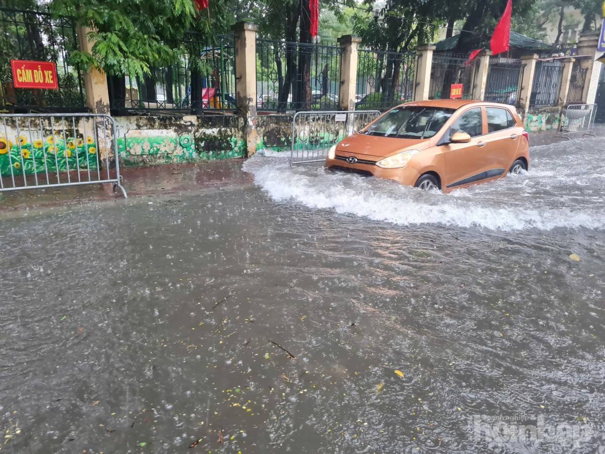 Hà Nội tái diễn cảnh ngập úng, người dân khổ sở bì bõm giữa dòng nước