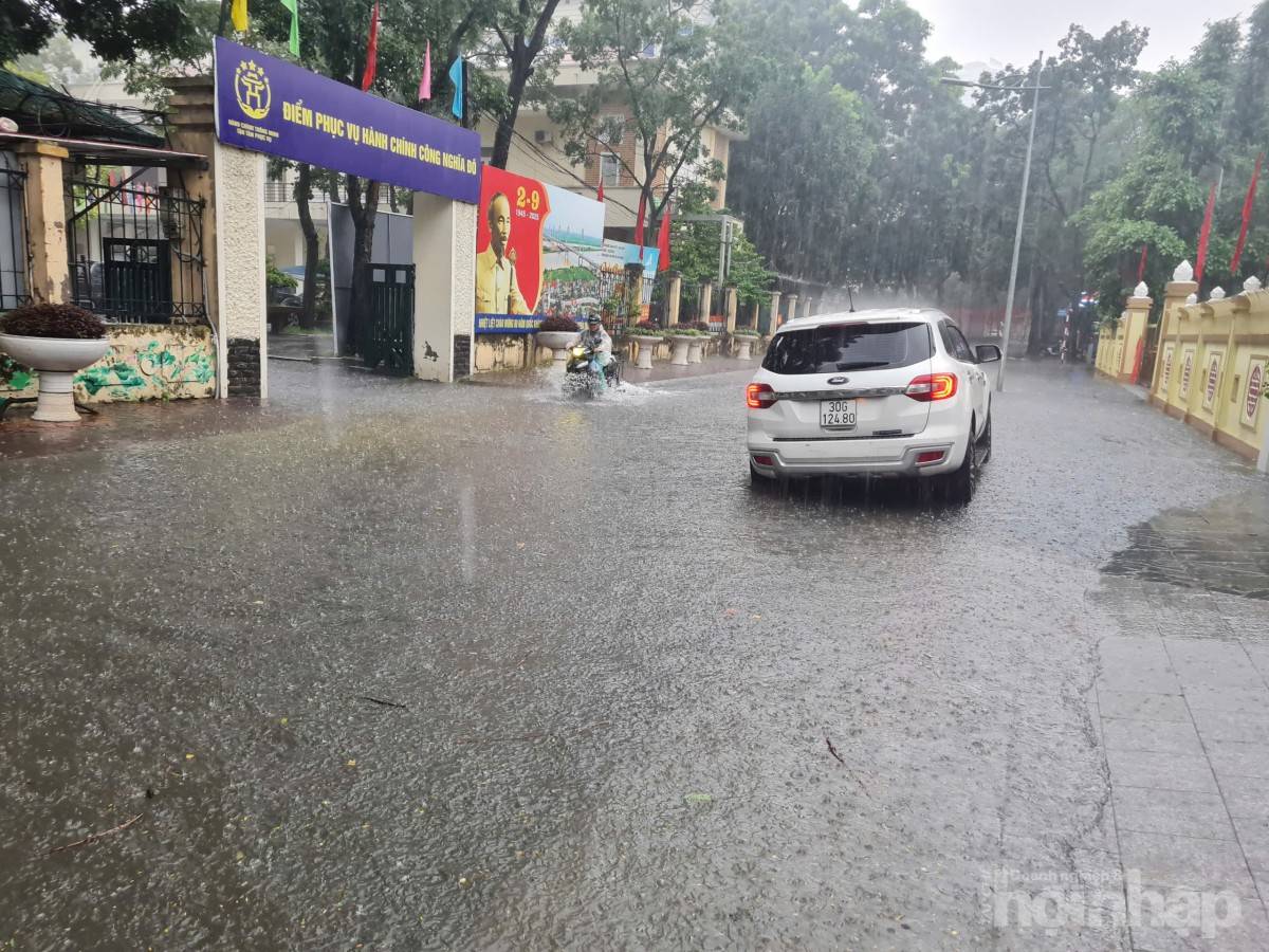 Hà Nội tái diễn cảnh ngập úng, người dân khổ sở bì bõm giữa dòng nước