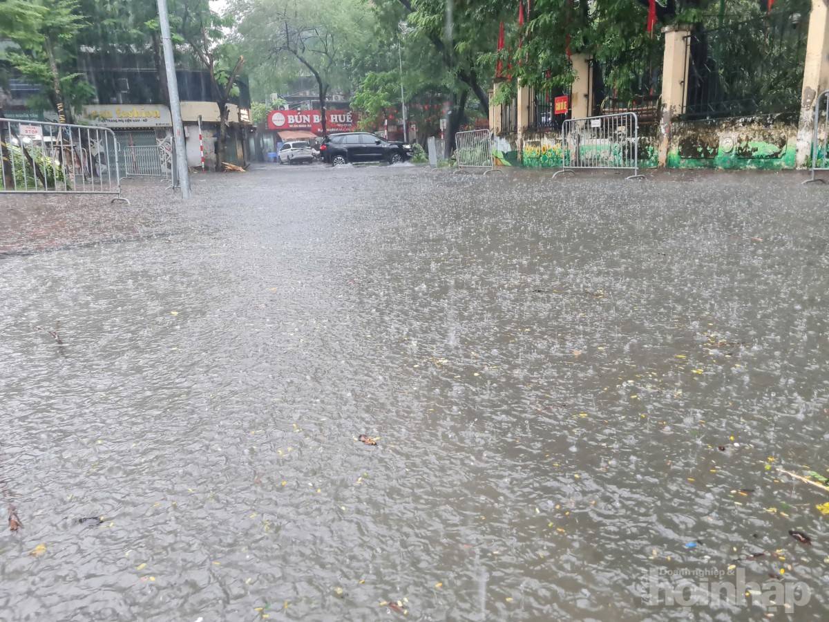 Hà Nội tái diễn cảnh ngập úng, người dân khổ sở bì bõm giữa dòng nước