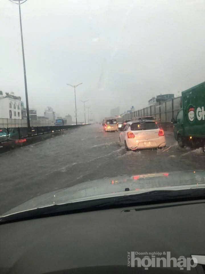 Hà Nội tái diễn cảnh ngập úng, người dân khổ sở bì bõm giữa dòng nước