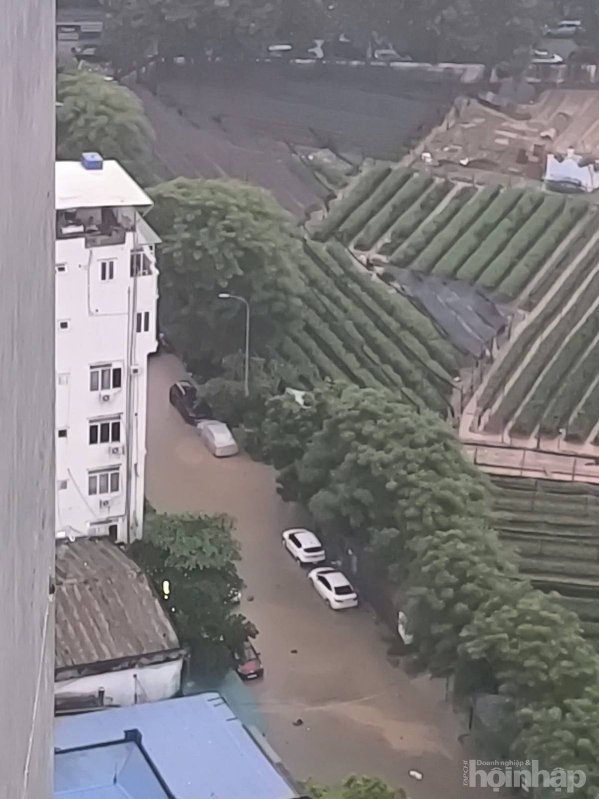 Hà Nội tái diễn cảnh ngập úng, người dân khổ sở bì bõm giữa dòng nước