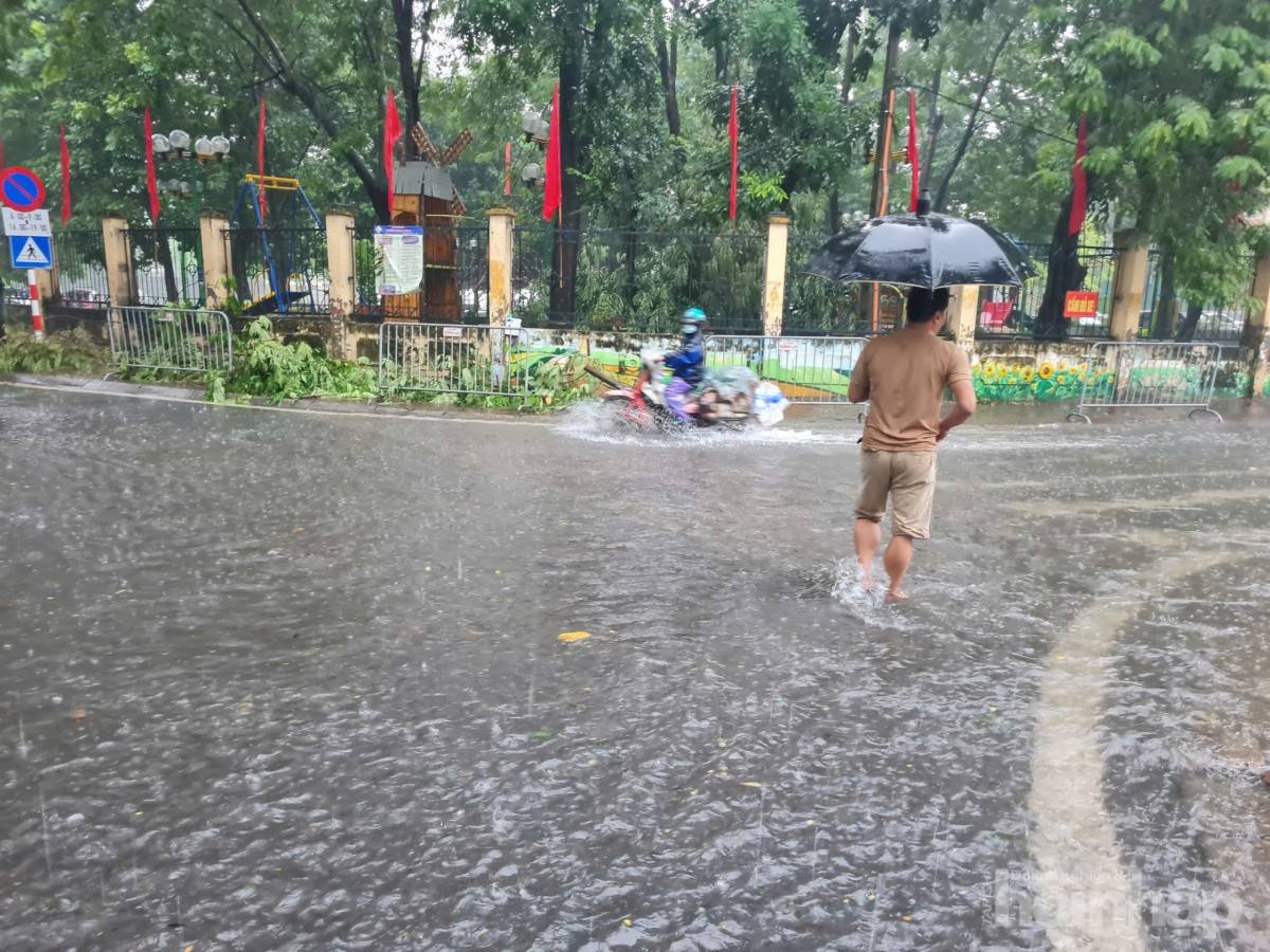 Hà Nội tái diễn cảnh ngập úng, người dân khổ sở bì bõm giữa dòng nước