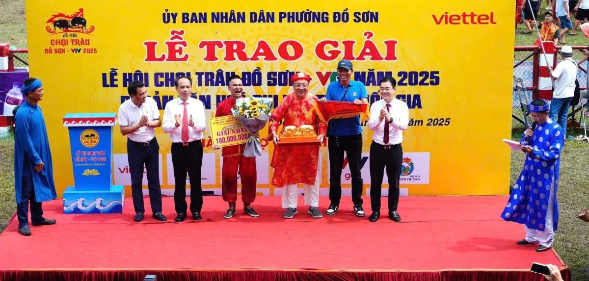 Nghệ nhân Đinh Đình Phú - chủ trâu vô địch số 06 nhận cúp và phần thưởng từ Ban Tổ chức
