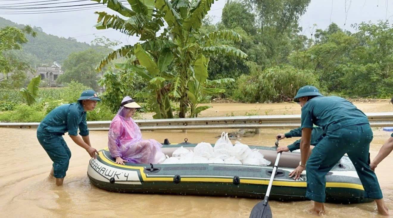 Giữa bão lũ ở Lào Cai: Suất cơm nóng ấm lòng người dân vùng ngập nước