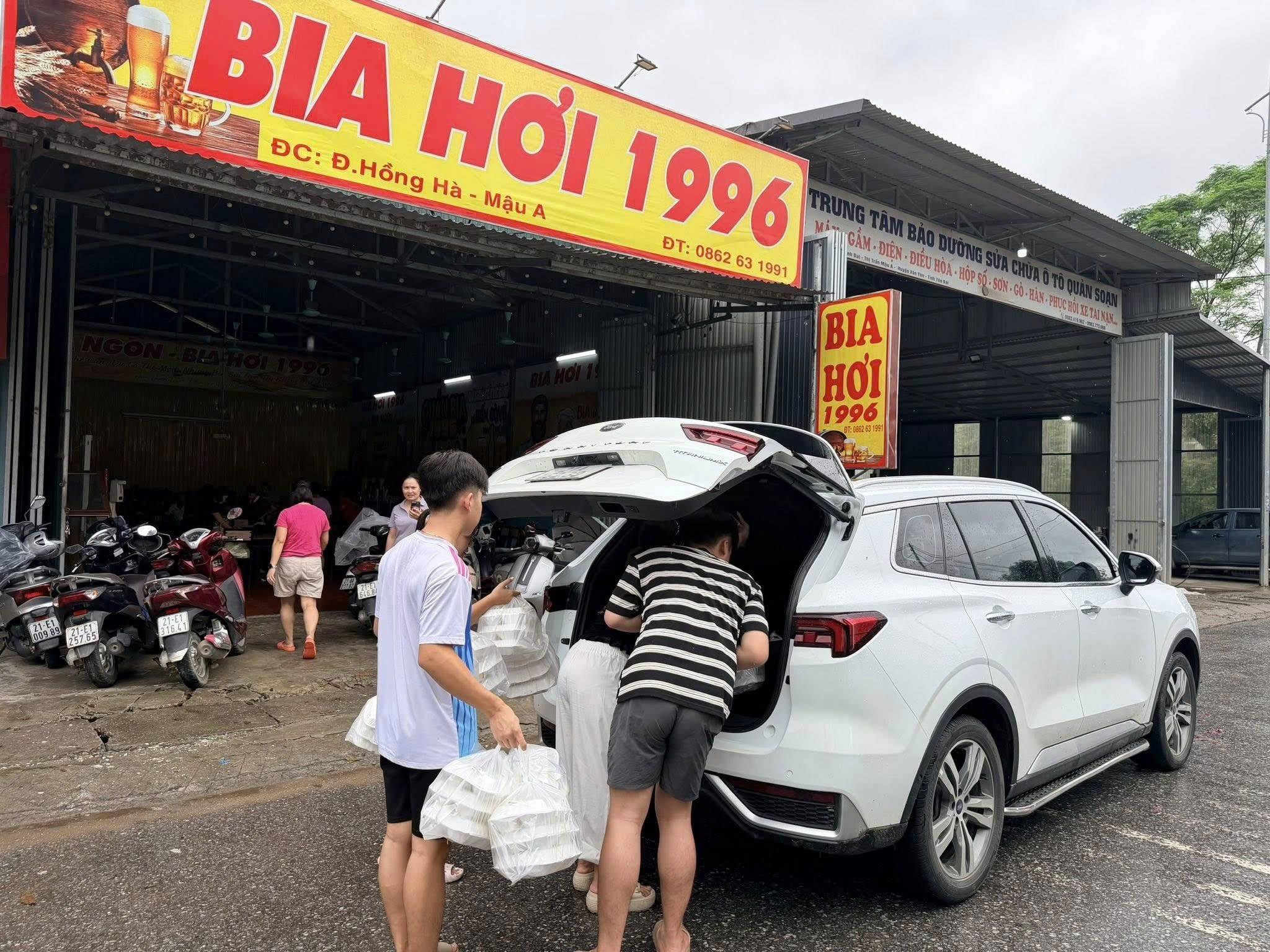 Giữa bão lũ ở Lào Cai: Suất cơm nóng ấm lòng người dân vùng ngập nước