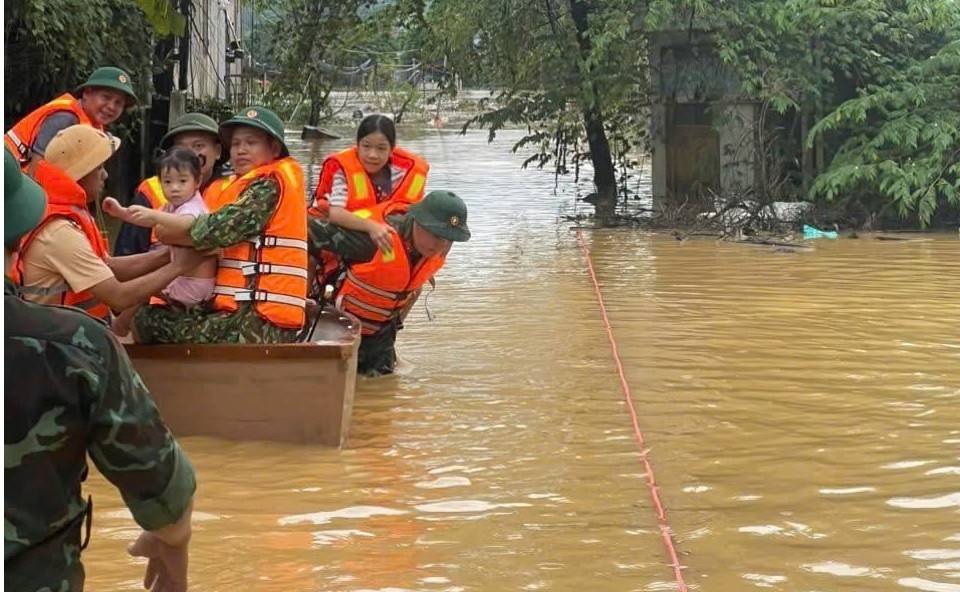 Giữa bão lũ ở Lào Cai: Suất cơm nóng ấm lòng người dân vùng ngập nước