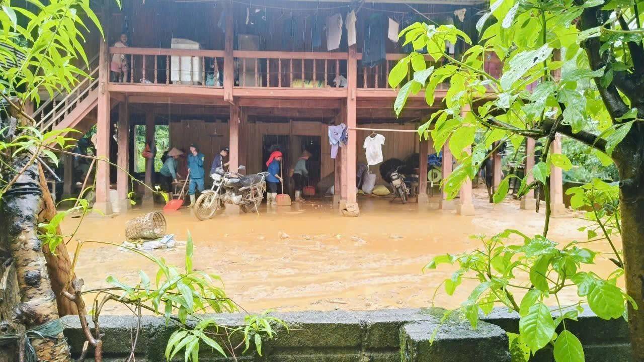 Giữa bão lũ ở Lào Cai: Suất cơm nóng ấm lòng người dân vùng ngập nước