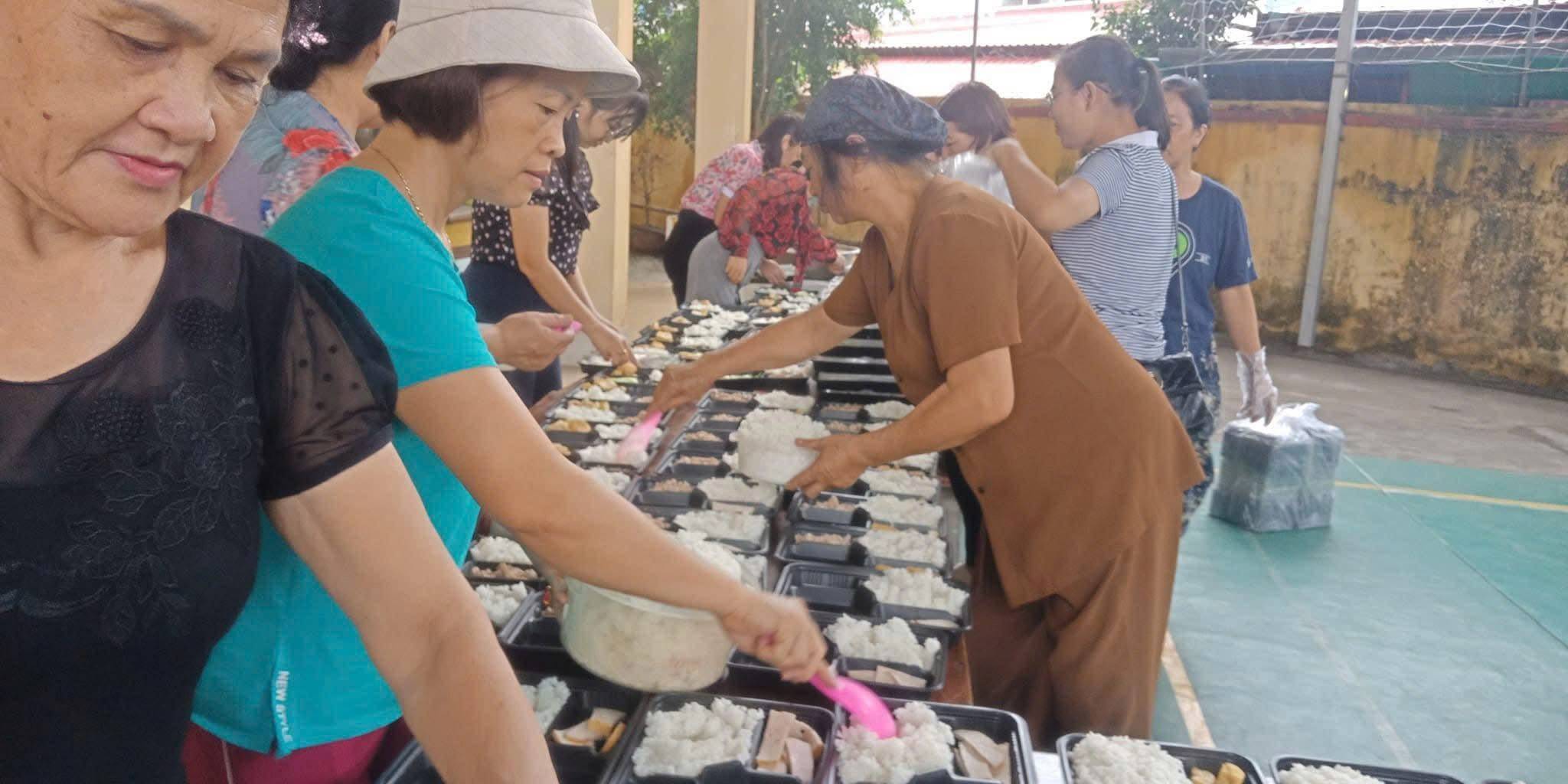 Giữa bão lũ ở Lào Cai: Suất cơm nóng ấm lòng người dân vùng ngập nước