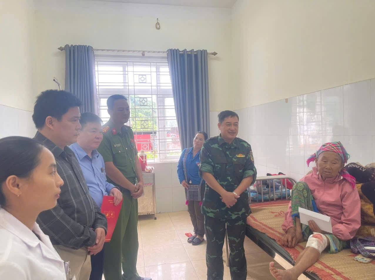 Lãnh đạo HĐND, UBND xã Dền Sáng thăm hỏi người dân bị ngã trong quá trình di chuyển tránh bão.