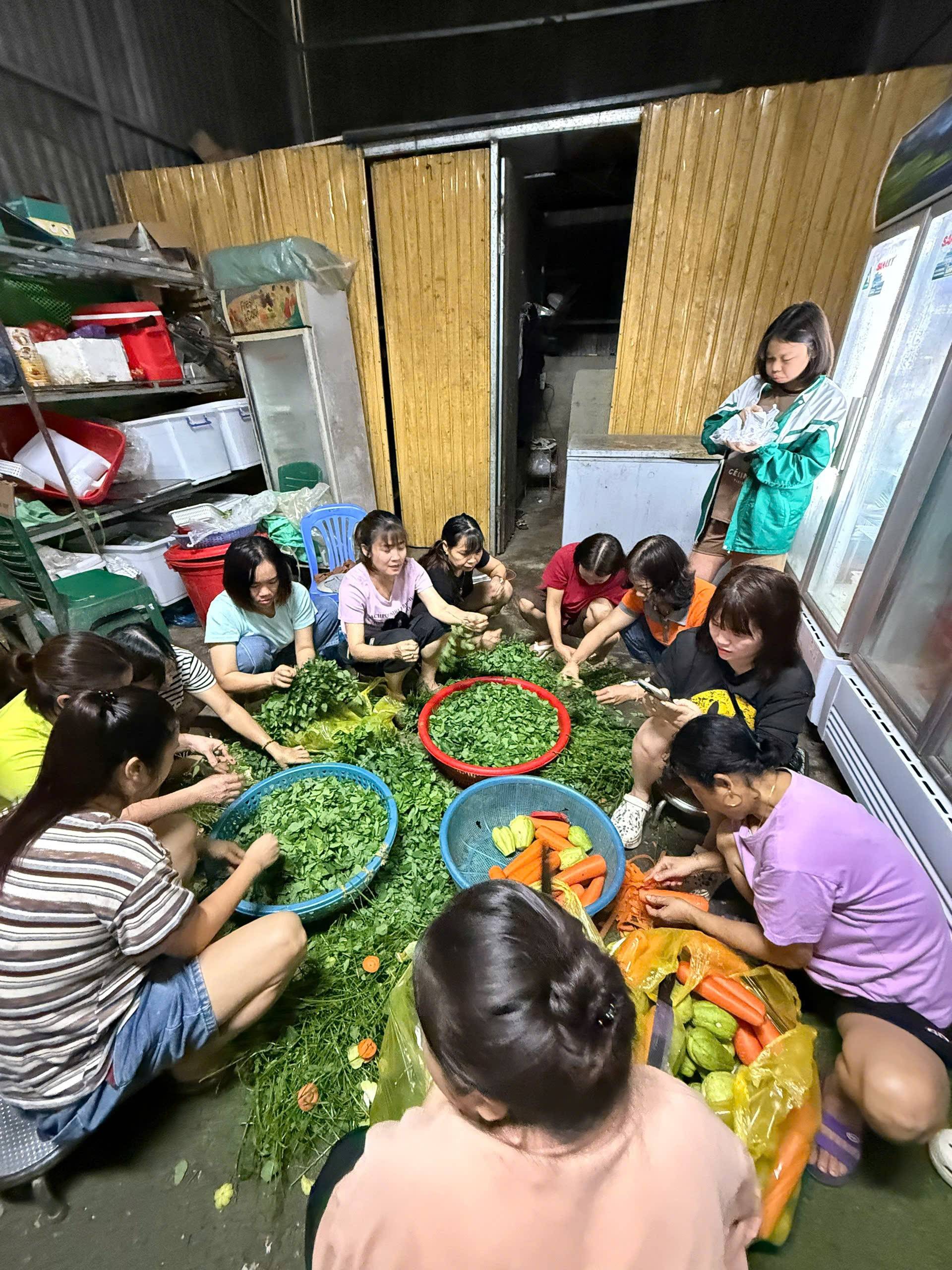 Giữa bão lũ ở Lào Cai: Suất cơm nóng ấm lòng người dân vùng ngập nước