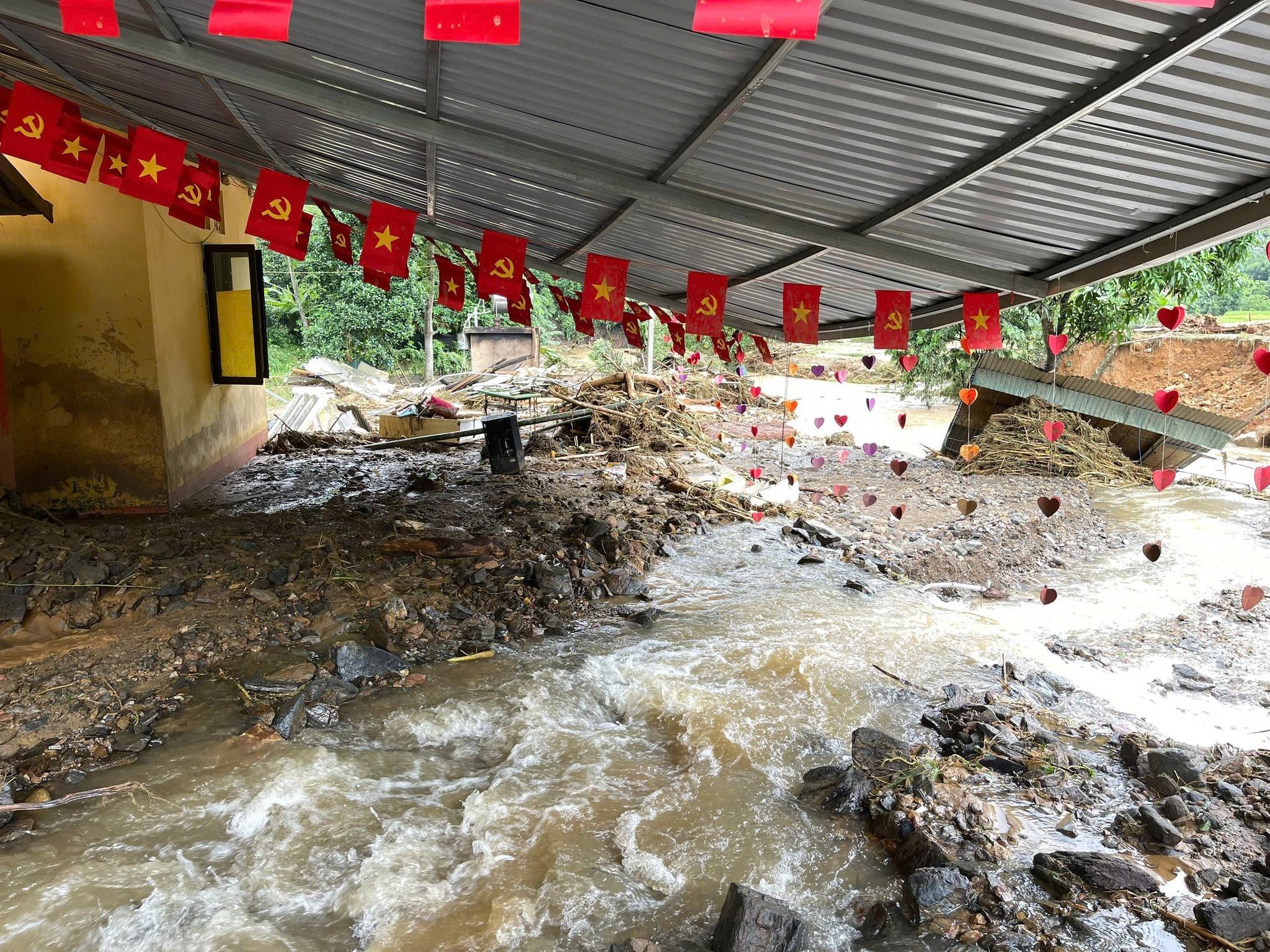 Giữa bão lũ ở Lào Cai: Suất cơm nóng ấm lòng người dân vùng ngập nước