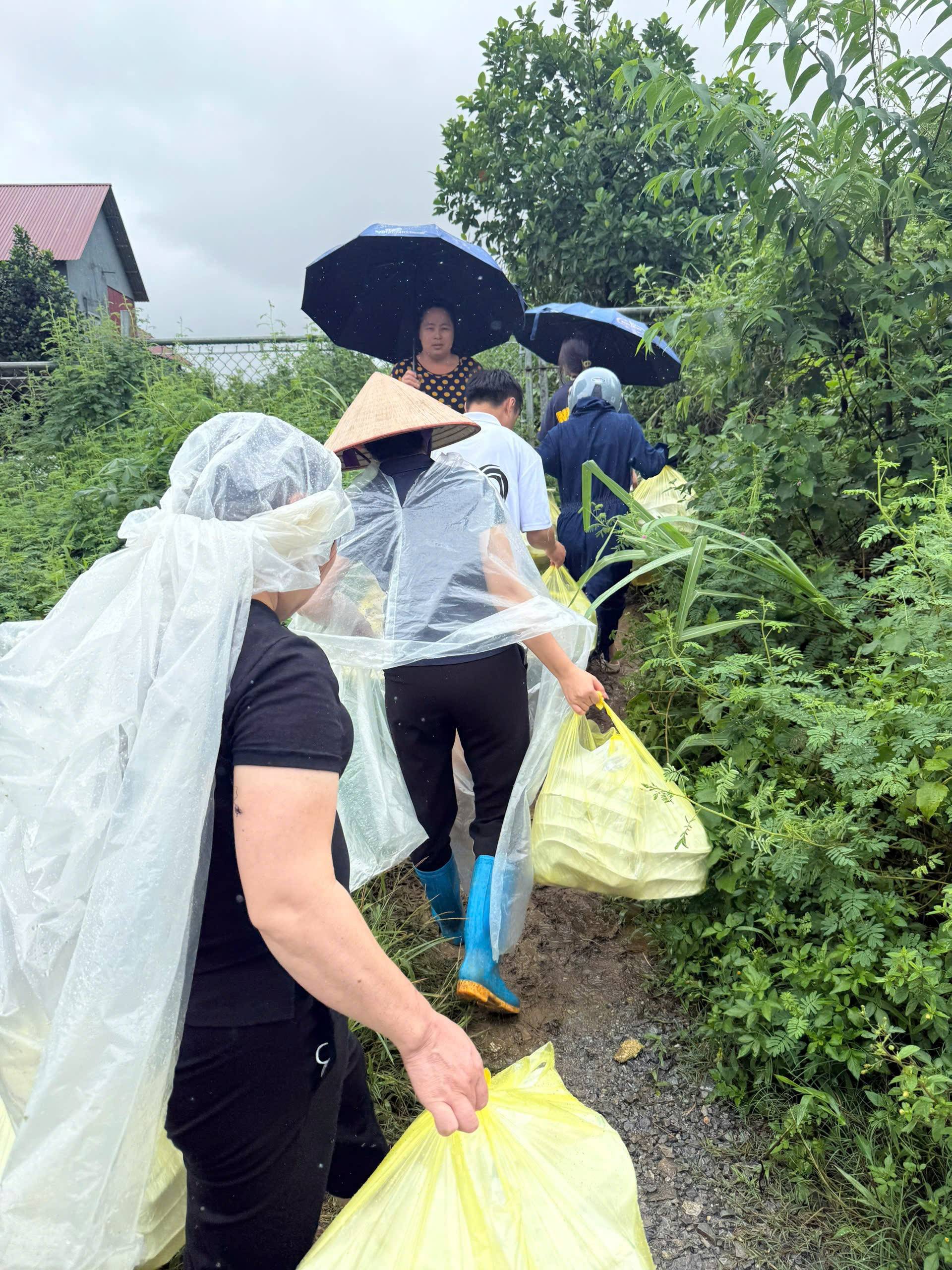 Giữa bão lũ ở Lào Cai: Suất cơm nóng ấm lòng người dân vùng ngập nước
