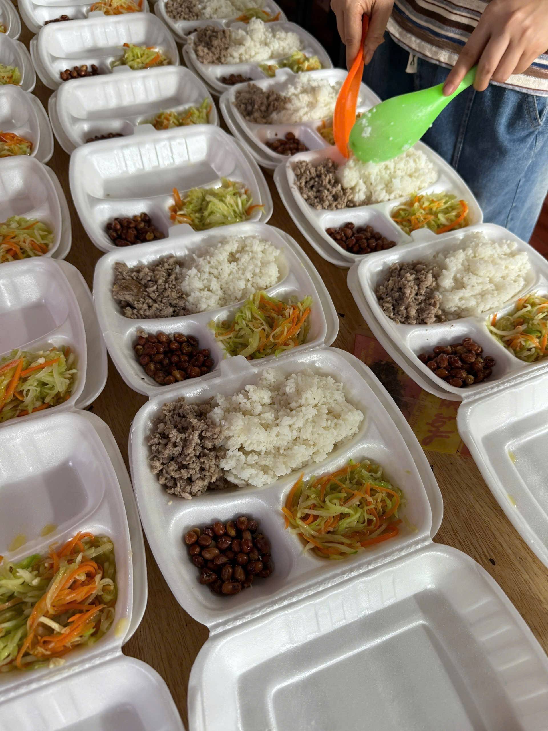 Giữa bão lũ ở Lào Cai: Suất cơm nóng ấm lòng người dân vùng ngập nước