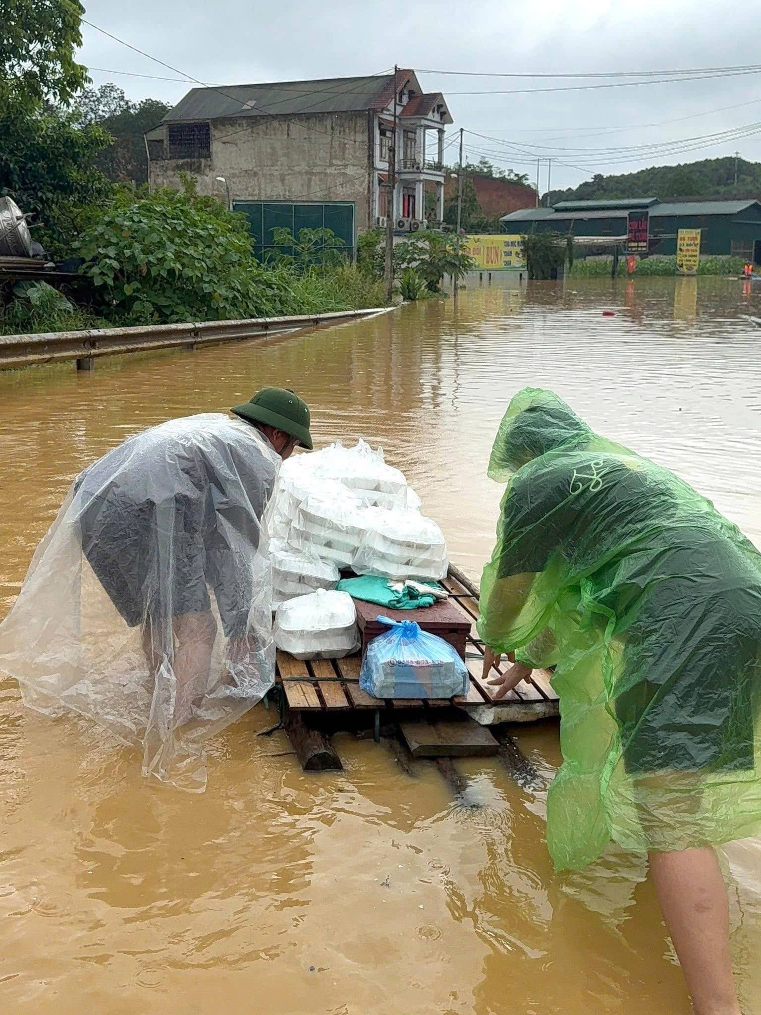 Giữa bão lũ ở Lào Cai: Suất cơm nóng ấm lòng người dân vùng ngập nước