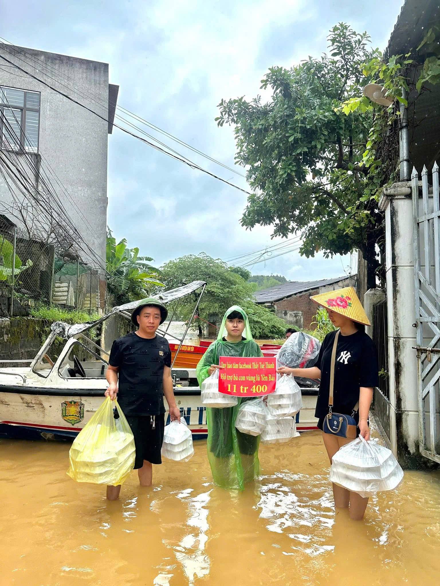 Giữa bão lũ ở Lào Cai: Suất cơm nóng ấm lòng người dân vùng ngập nước