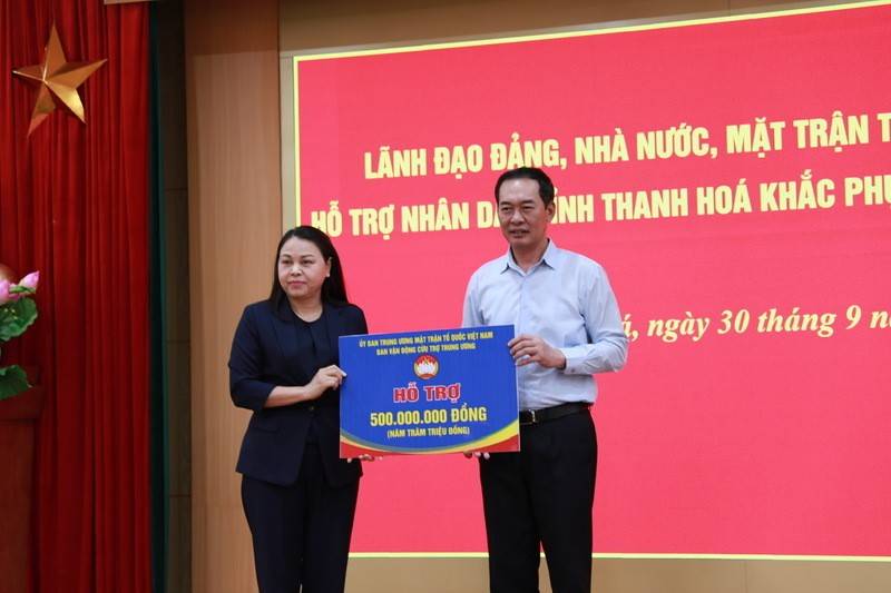 Thường trực Ban Bí thư Trần Cẩm Tú thăm hỏi, động viên nhân dân Thanh Hóa bị thiệt hại do bão số 10