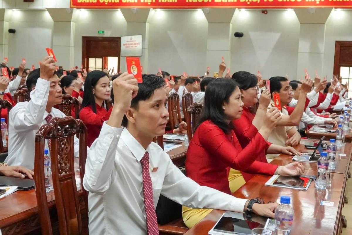 bầu Đoàn Chủ tịch gồm 16 đồng chí, bầu Đoàn Thư ký 5 đồng chí và Ban Thẩm tra tư cách đại biểu 7 đồng chí để chuẩn bị phiên chính thức.