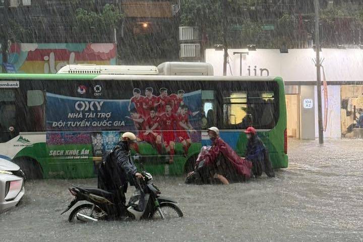 Hà Nội cảnh báo dông sét, mưa đá và mưa lớn cục bộ trong chiều tối 30/9