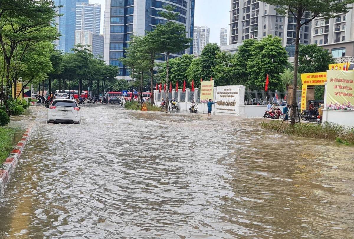 Hà Nội vẫn ngập sâu người dân chật vật di chuyển đầu giờ sáng