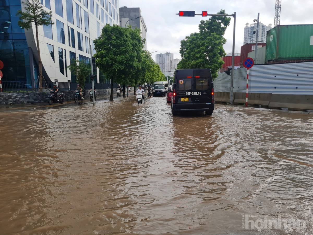 Hà Nội vẫn ngập sâu người dân chật vật di chuyển đầu giờ sáng