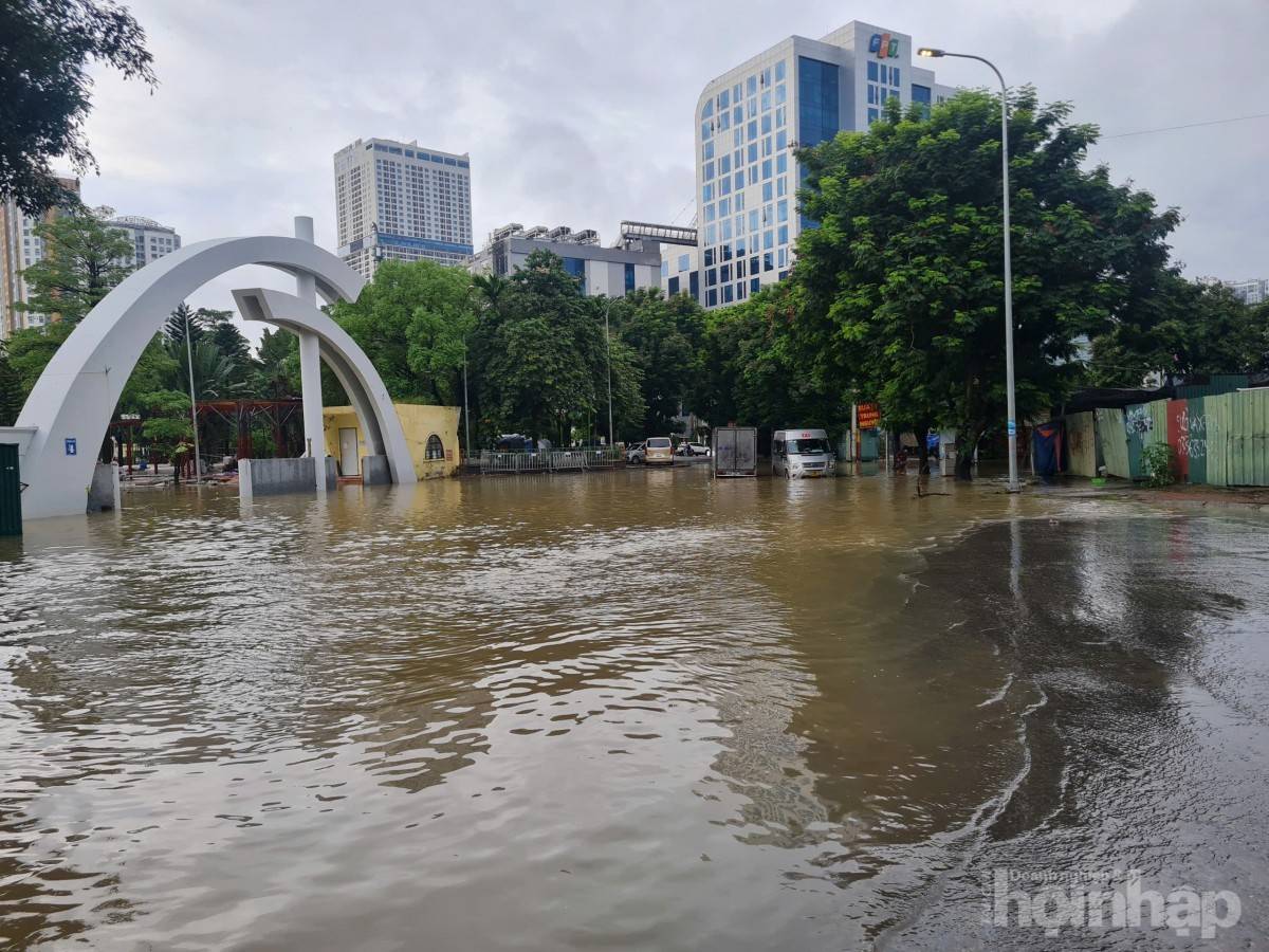 Hà Nội vẫn ngập sâu người dân chật vật di chuyển đầu giờ sáng