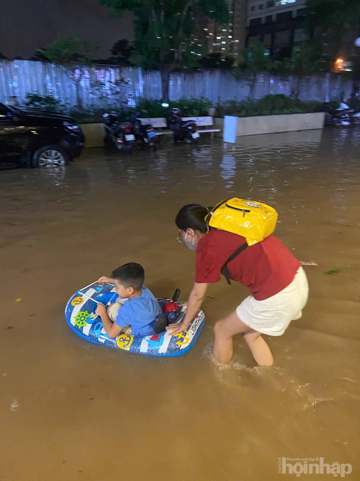 Hà Nội vẫn ngập sâu người dân chật vật di chuyển đầu giờ sáng