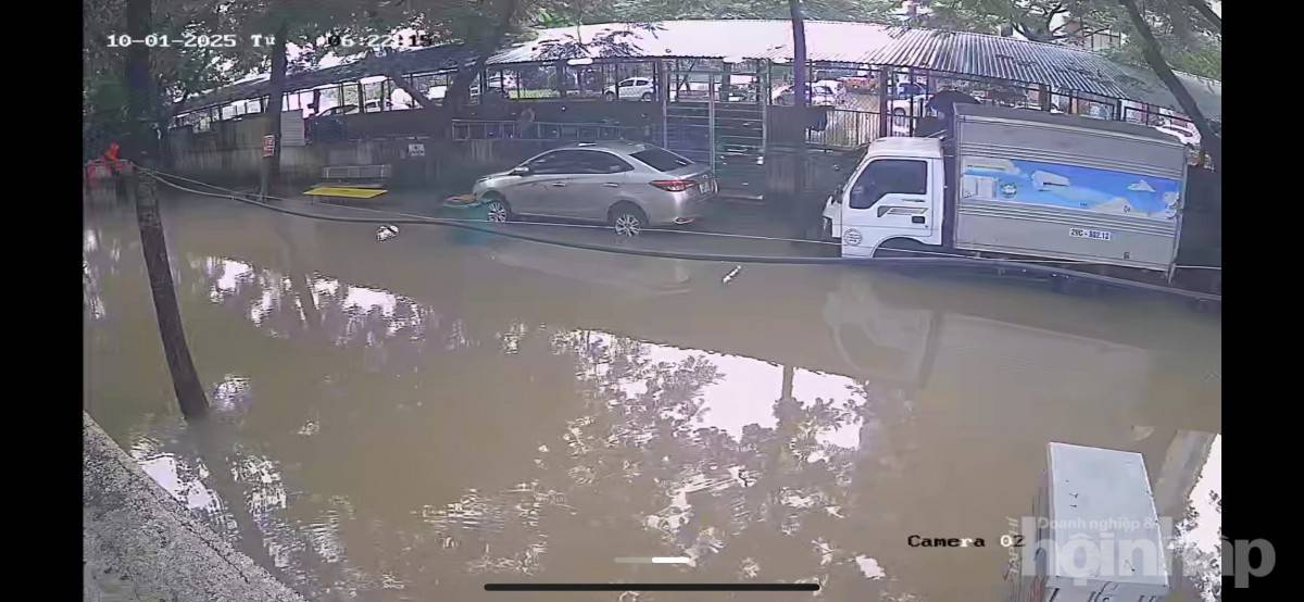 Hà Nội vẫn ngập sâu người dân chật vật di chuyển đầu giờ sáng