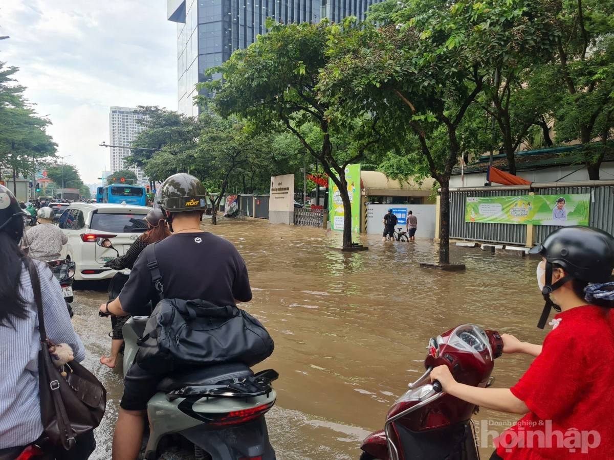 Hà Nội vẫn ngập sâu người dân chật vật di chuyển đầu giờ sáng