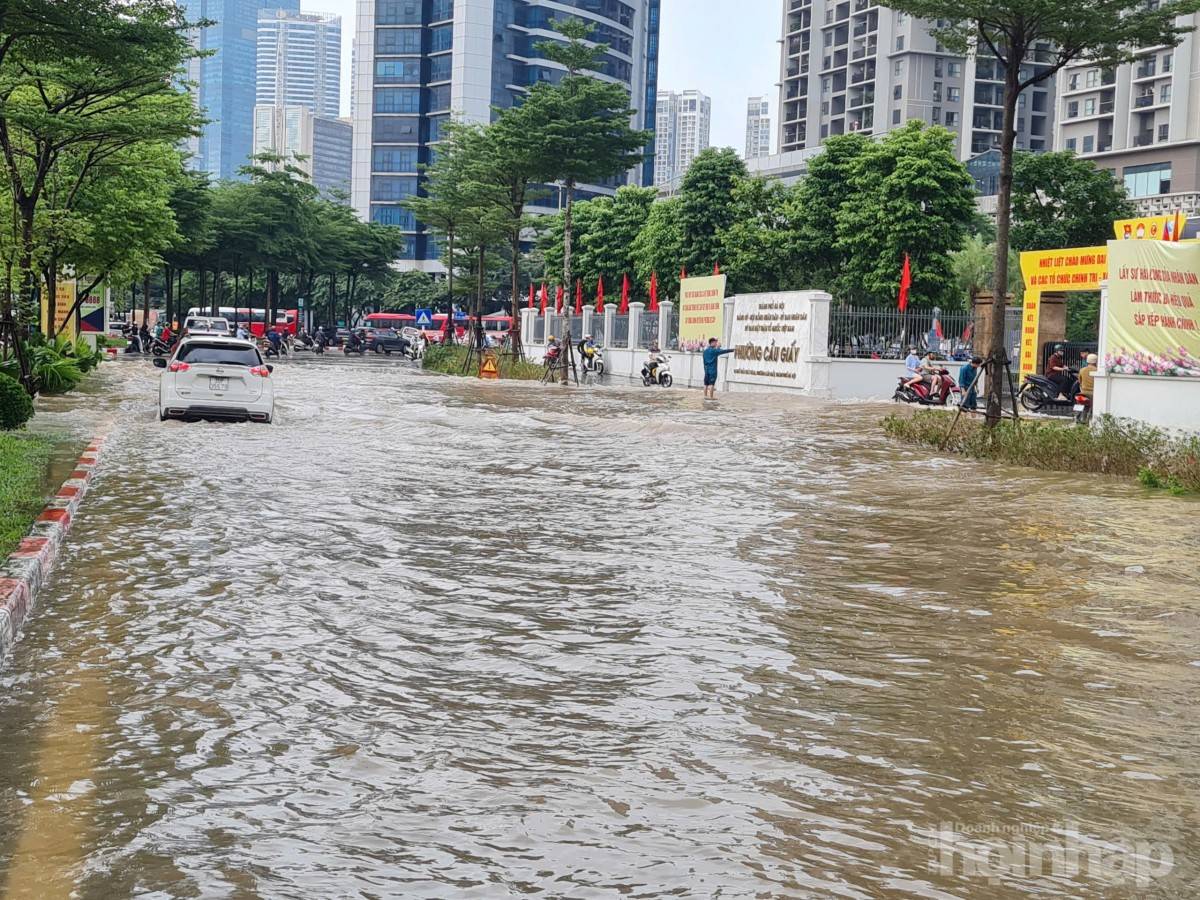 Hà Nội vẫn ngập sâu người dân chật vật di chuyển đầu giờ sáng