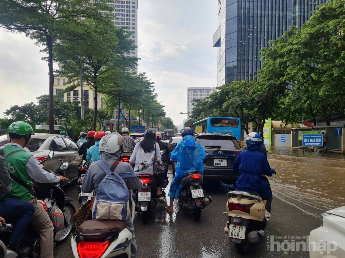 Hà Nội vẫn ngập sâu người dân chật vật di chuyển đầu giờ sáng